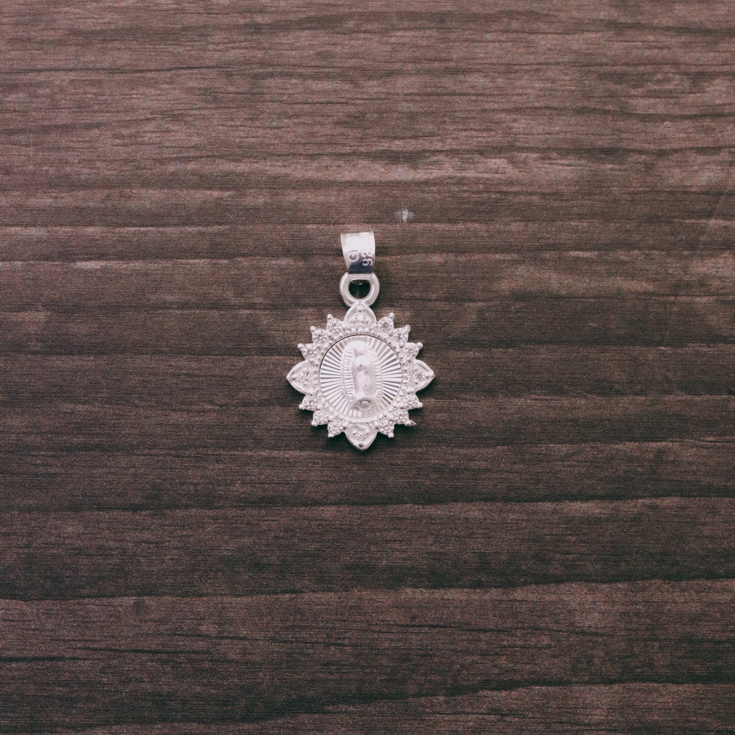 Medalla Corazón Redonda de la Virgen de Guadalupe con Piedra de Plata 925