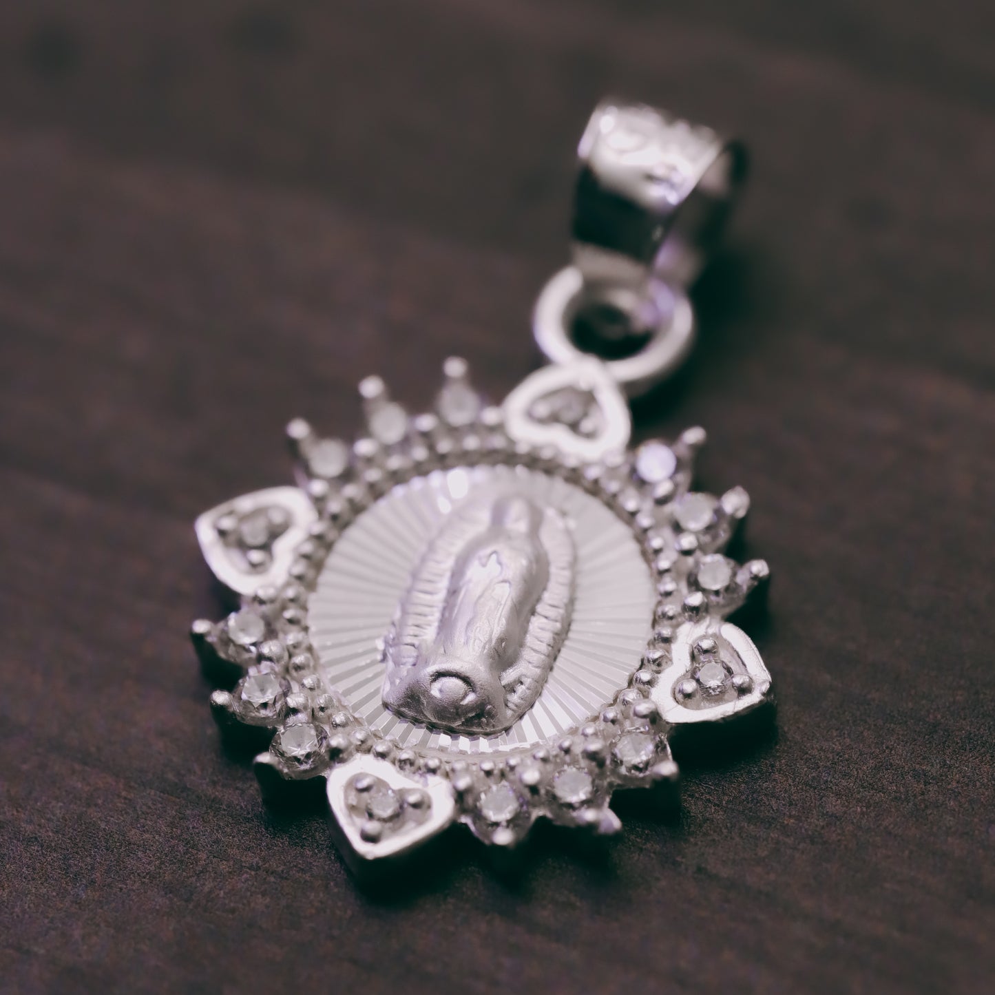Medalla Corazón Redonda de la Virgen de Guadalupe con Piedra de Plata 925