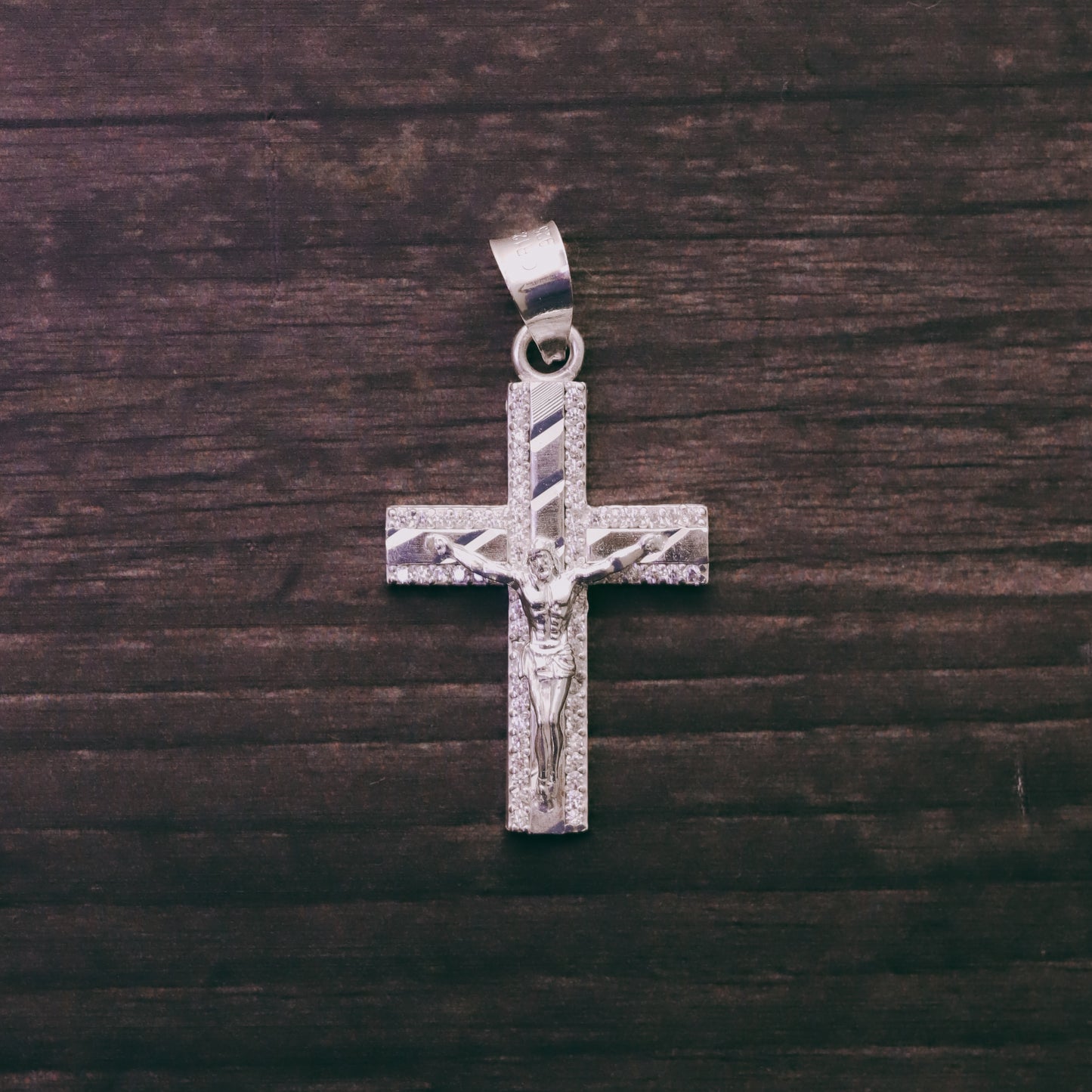 Cruz Espiga Mini diamantada con Piedra Con Cristo de Plata 925