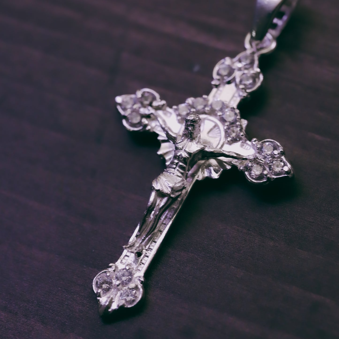 Cruz Ornamental Mini diamantada con Piedra Con Cristo de Plata 925