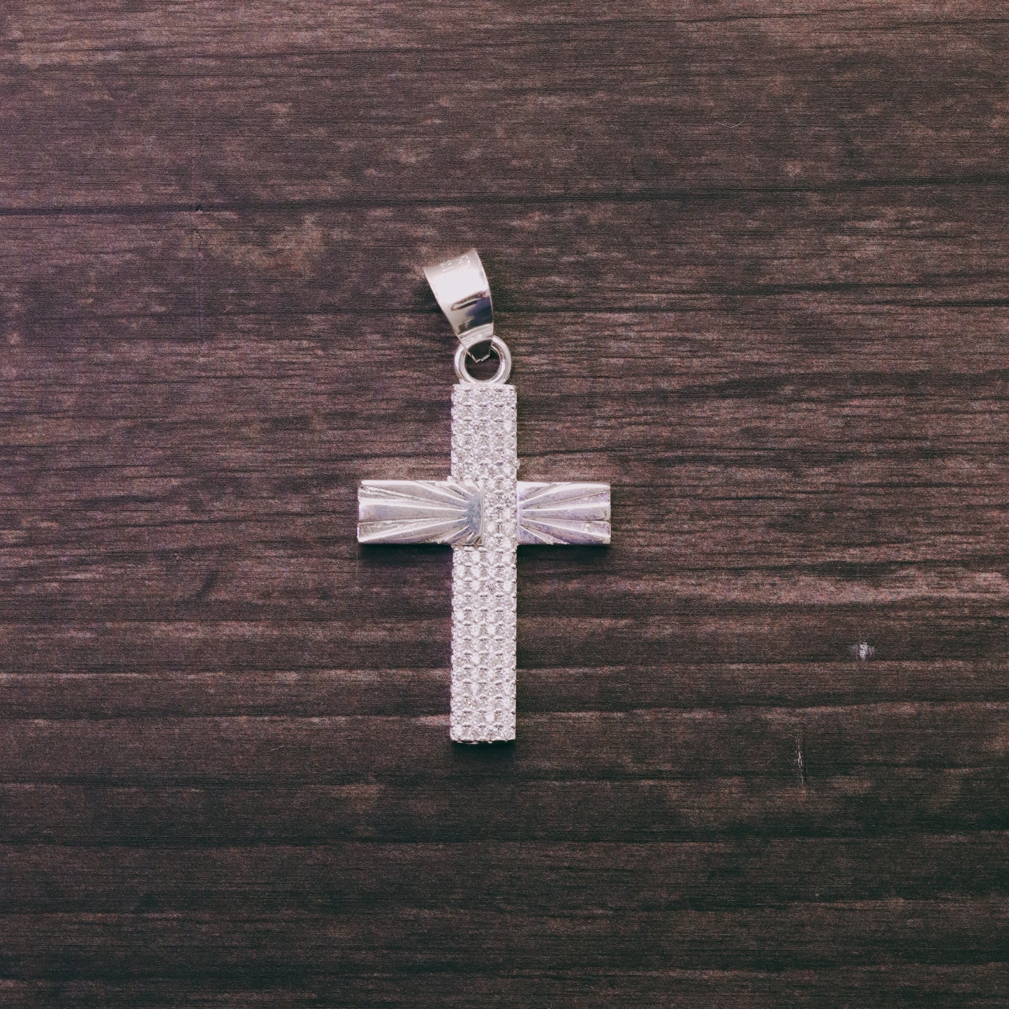 Cruz Solar Mini diamantada con Piedra Sin Cristo de Plata 925