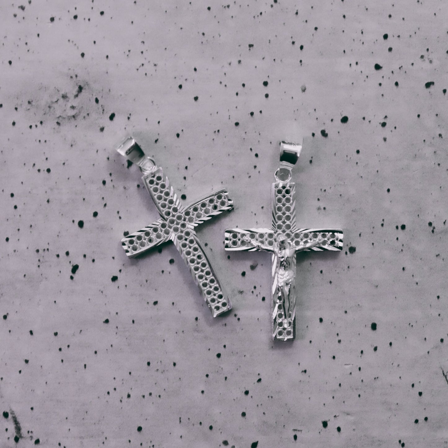 Cruz Perforada Mini diamantada Con Cristo de Plata 925