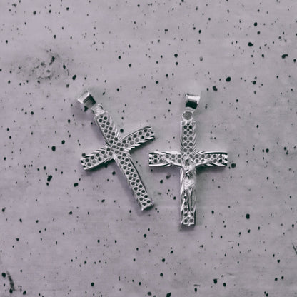 Cruz Perforada Mini diamantada Con Cristo de Plata 925