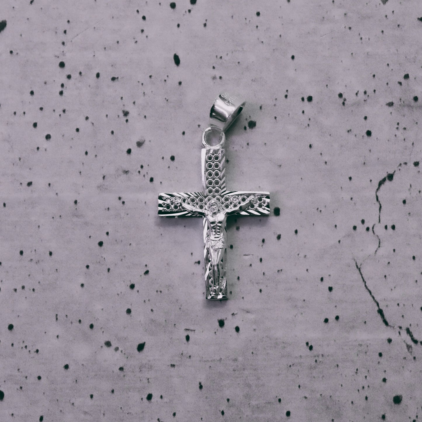 Cruz Perforada Mini diamantada Con Cristo de Plata 925