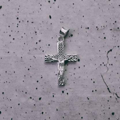 Cruz Perforada Mini diamantada Con Cristo de Plata 925