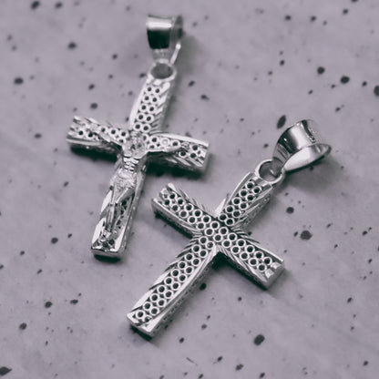 Cruz Perforada Mini diamantada Con Cristo de Plata 925