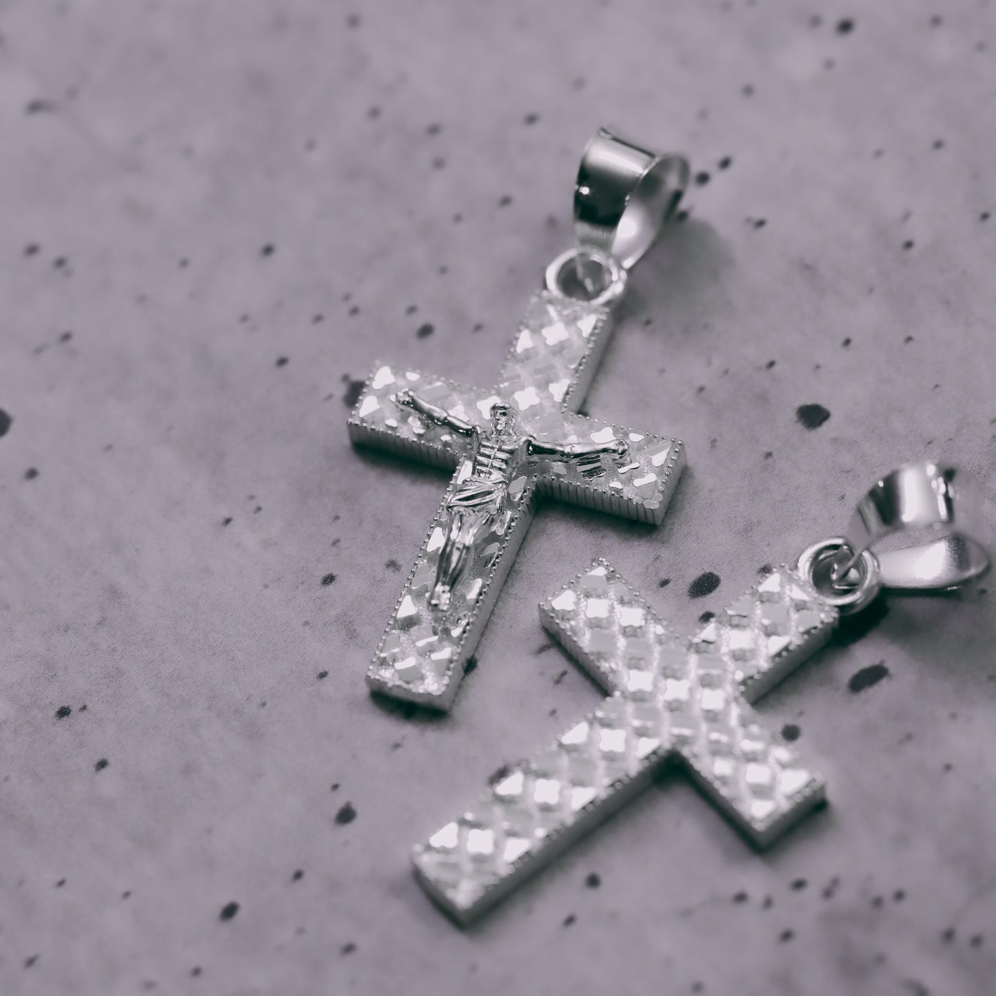 Cruz de Rombos Mini diamantada Con Cristo de Plata 925